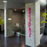 Metro Hotel 2*