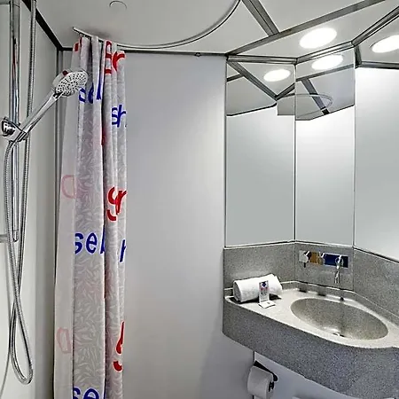 Metro Hotel 2*