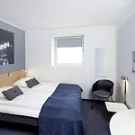 Metro Hotel 2*